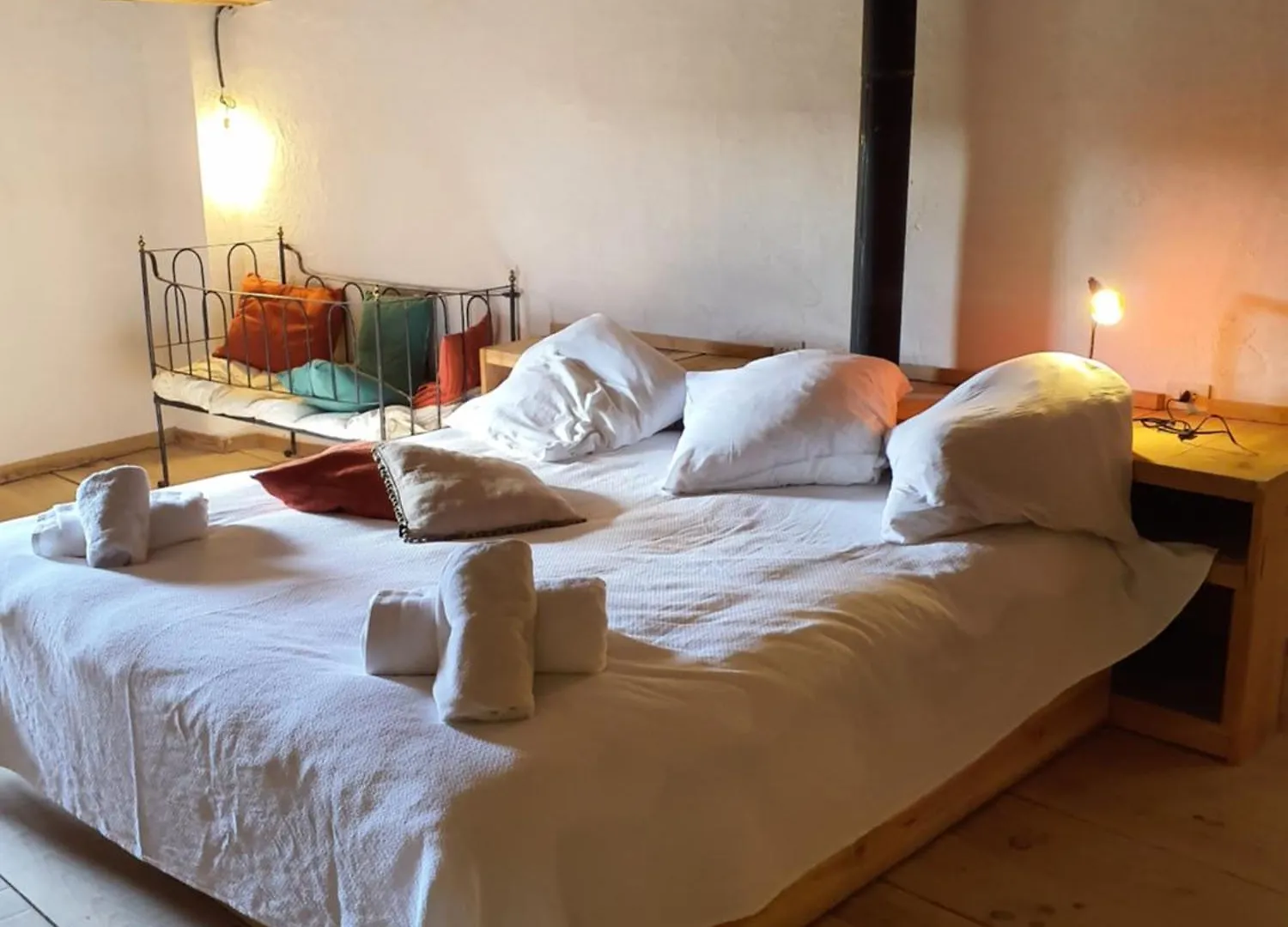 Casa Rural De Ensueno En Cantallops Con 9 Habitaciones Dobles Con Banos Privados Y Piscina De 20M X 2,70M