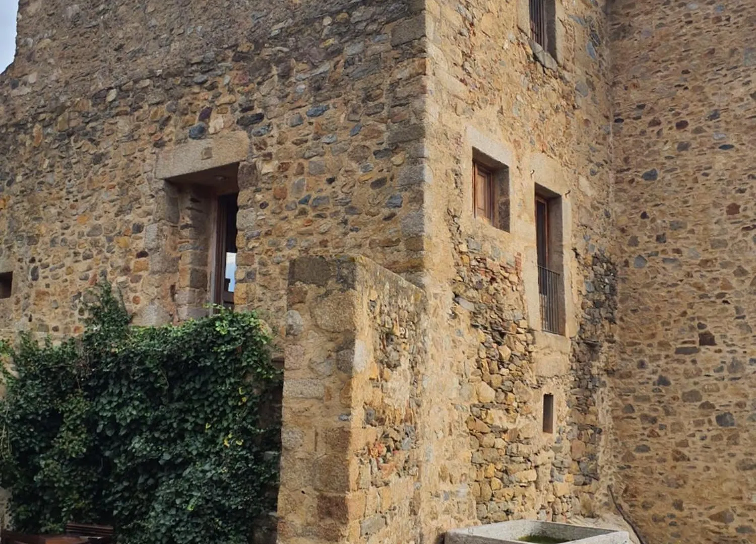 Casa Rural De Ensueno En Cantallops Con 9 Habitaciones Dobles Con Banos Privados Y Piscina De 20M X 2,70M 0*,