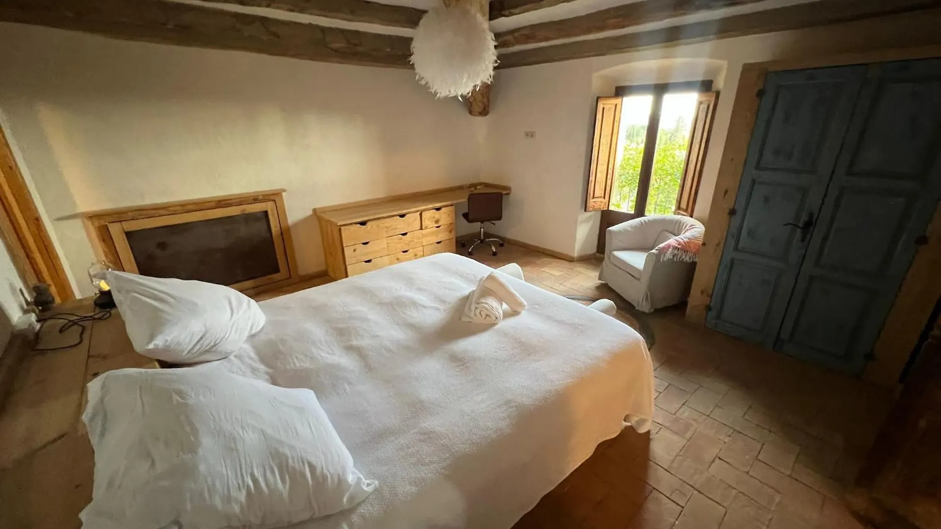 Casa Rural De Ensueno En Cantallops Con 9 Habitaciones Dobles Con Banos Privados Y Piscina De 20M X 2,70M 0*,