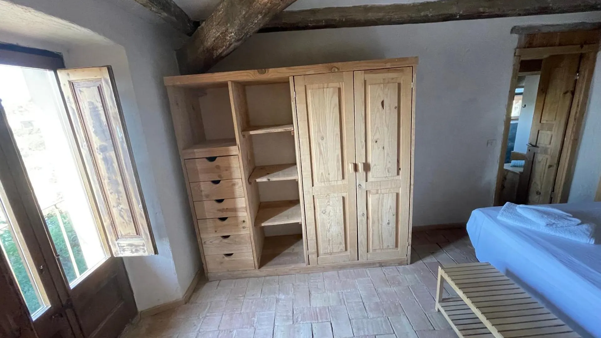 Casa Rural De Ensueno En Cantallops Con 9 Habitaciones Dobles Con Banos Privados Y Piscina De 20M X 2,70M