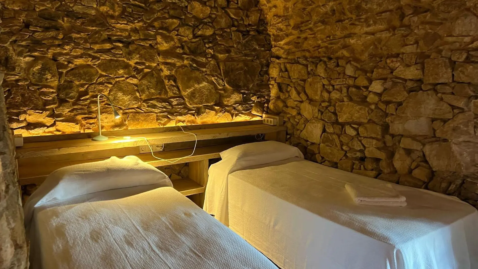 Holiday home Casa Rural De Ensueno En Cantallops Con 9 Habitaciones Dobles Con Banos Privados Y Piscina De 20M X 2,70M