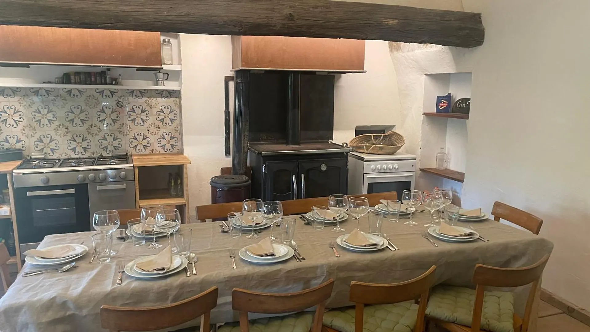 Casa Rural De Ensueno En Cantallops Con 9 Habitaciones Dobles Con Banos Privados Y Piscina De 20M X 2,70M